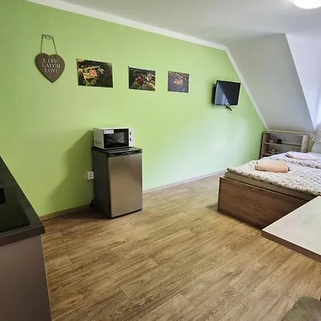 Penzion A Restaurace Zlatovlaska U Zamku Cervena Lhota Jizna Exterior photo