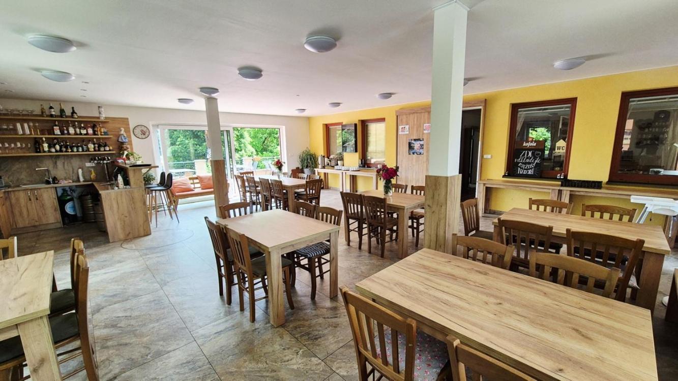A Restaurace Zlatovlaska U Zamku Cervena Lhota Jizna