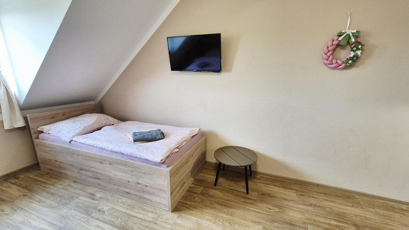 A Restaurace Zlatovlaska U Zamku Cervena Lhota * Jizna