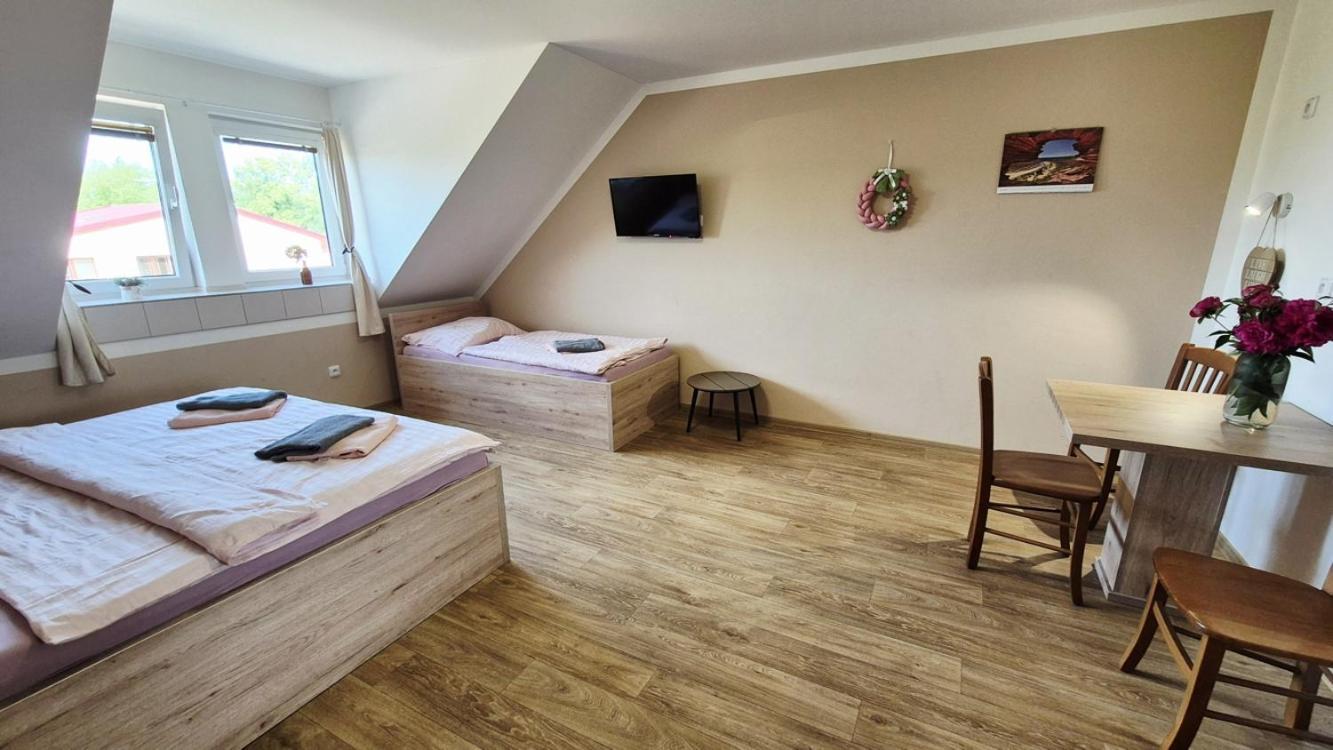 A Restaurace Zlatovlaska U Zamku Cervena Lhota * Jizna