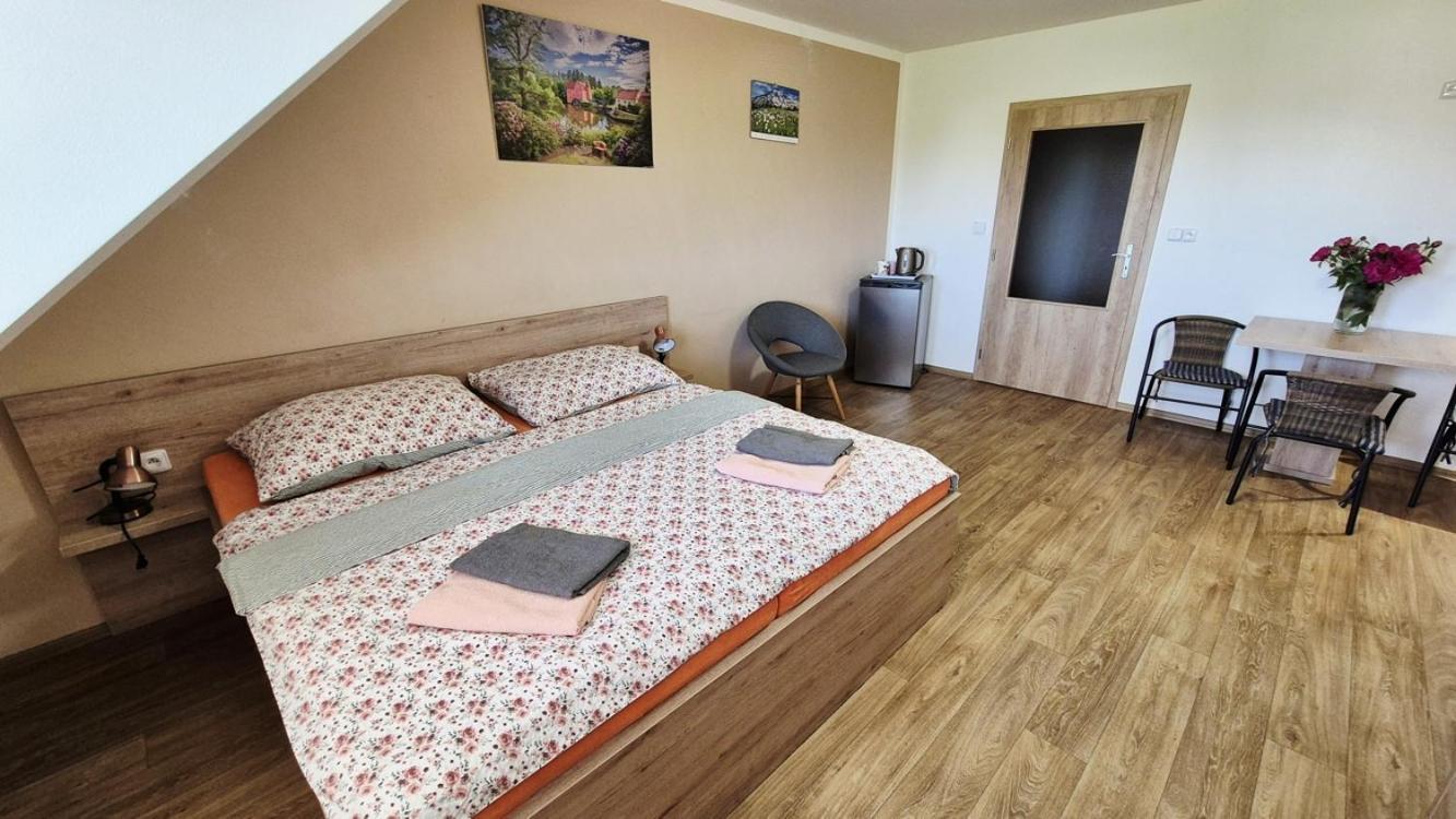 A Restaurace Zlatovlaska U Zamku Cervena Lhota Gasthuis *